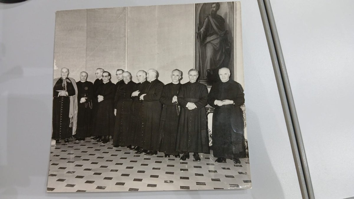Don Agostino Sanna con il vescovo e altri sacerdoti